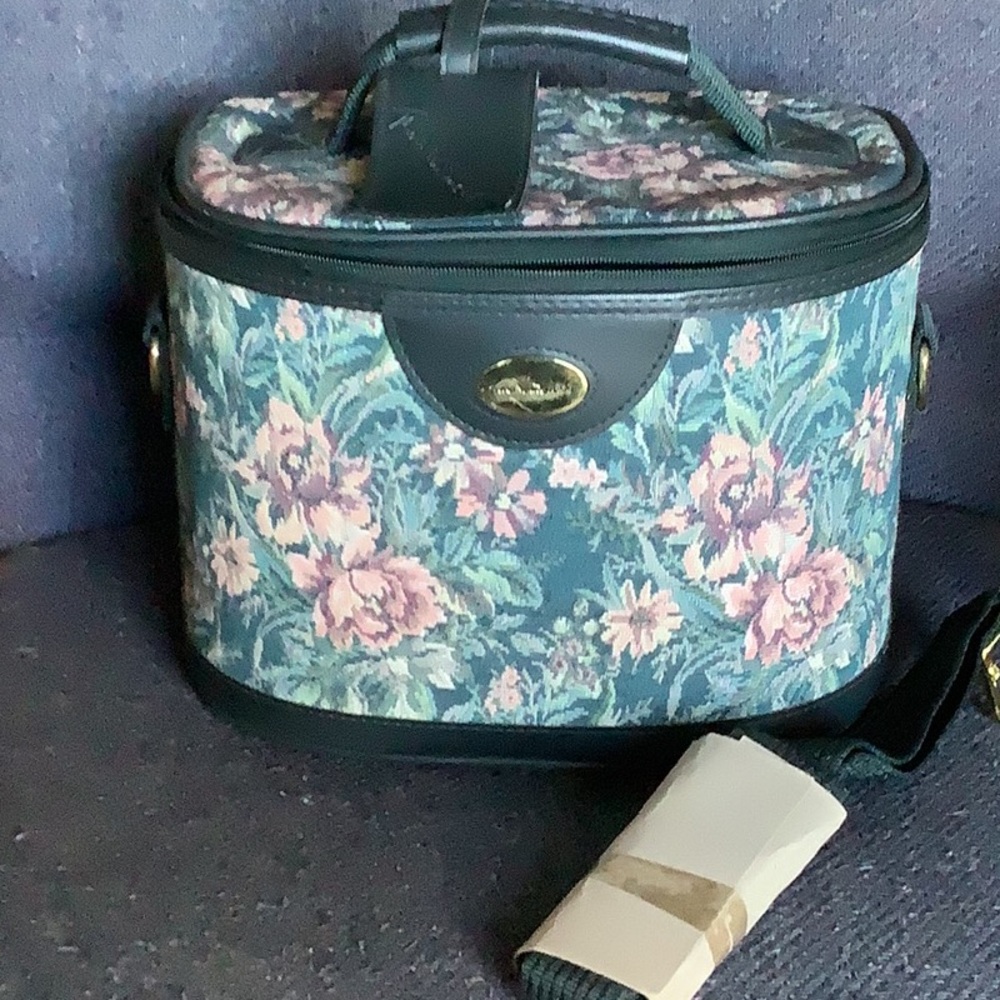 Gloria Vanderbilt floral print cosmetic case